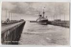 174 IJmuiden Noordersluis met Schip Verzonden Kaart B86, Verzamelen, Ansichtkaarten | Nederland, Verzenden, 1940 tot 1960, Gelopen