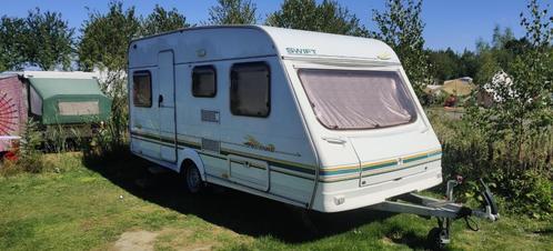 Swift Toscane 440 – Zeer nette en complete caravan, Caravans en Kamperen, Caravans, Particulier, tot en met 4, 750 - 1000 kg, Treinzit