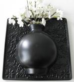 Vaas / Muurvaas zwart aardewerk met decoratie 30 x 30 cm, Huis en Inrichting, Woonaccessoires | Vazen, Zwart, Aardewerk of Porselein
