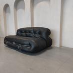 Cassina Soriana - tweezitsbank in Extra leer (cat Z) Zwart, Huis en Inrichting, Banken | Bankstellen, Cassina S.p.A - Sede legale: 1, Via L. Busnelli 20821 Meda (MB)