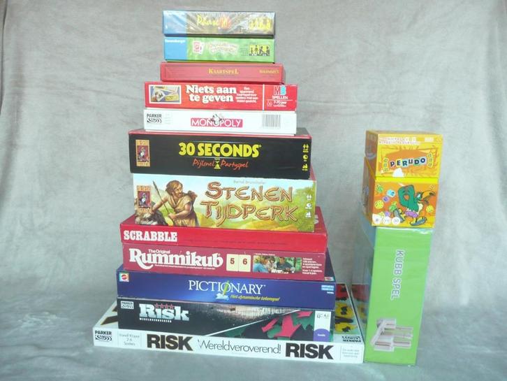Stapel,verzameling spellen oa Perudo,Risk, Rummikub,Scrabble, Hobby en Vrije tijd, Gezelschapsspellen | Bordspellen, Zo goed als nieuw