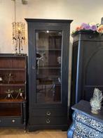 Hoge smalle vitrinekast, vintage servieskast, oude kast VdlM, Huis en Inrichting, Kasten | Ladekasten, Ophalen, Landelijk brocante zwart ondiep kastje keuken antieke pronkkast