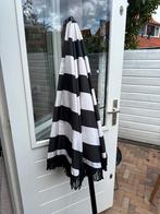 Kwantum Zwart-wit gestreepte strandparasol met franjes, Tuin en Terras, Parasols, Ophalen, Zo goed als nieuw, 2 tot 3 meter, Stokparasol