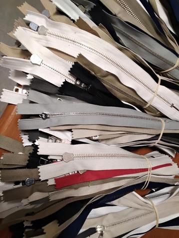 Nu deze 200 Riri ritsen in mix van kleuren en maten  beschikbaar voor biedingen