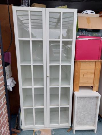 vitrine/boekenkast,wit,glazen deurtjes, in zeer goede staat  beschikbaar voor biedingen