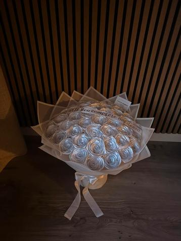 Eternal roses, satijnen rozenboeket  beschikbaar voor biedingen