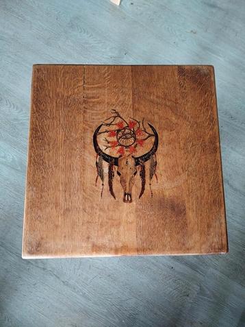 een mooi vierkant bijzettafel met een skull erop beschikbaar voor biedingen