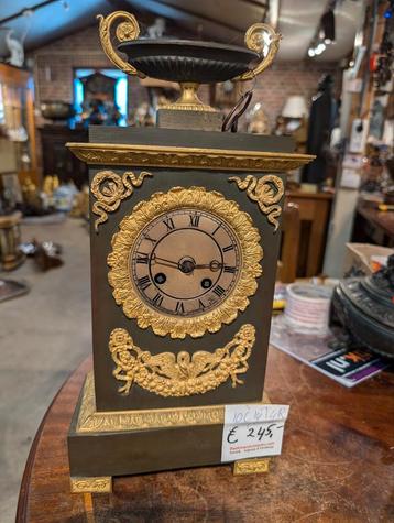 Antieke Franse bronzen pendule. 37 cm hoog. €245. beschikbaar voor biedingen