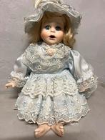 Porseleinen pop met speeldoos, Verzamelen, Poppen, Ophalen of Verzenden, Gebruikt, Pop