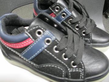NIEUWE SNEAKERTJES  met doos maatje 24 beschikbaar voor biedingen