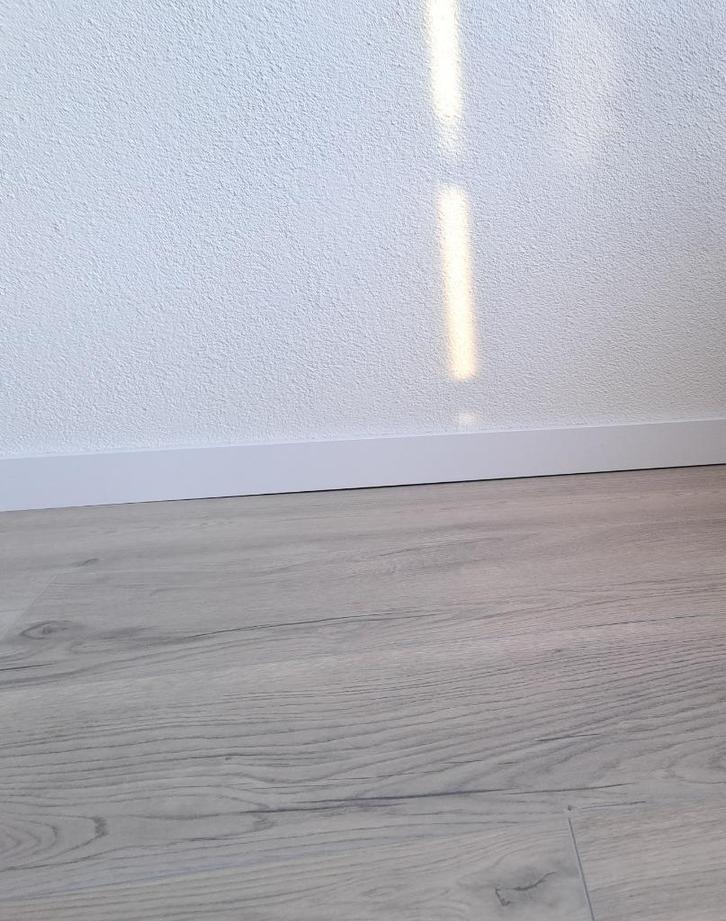 Grijs laminaat - brede plank 138x24,4cm, Doe-het-zelf en Verbouw, Vloerdelen en Plavuizen, Nieuw, Laminaat, Hout, 50 tot 150 cm