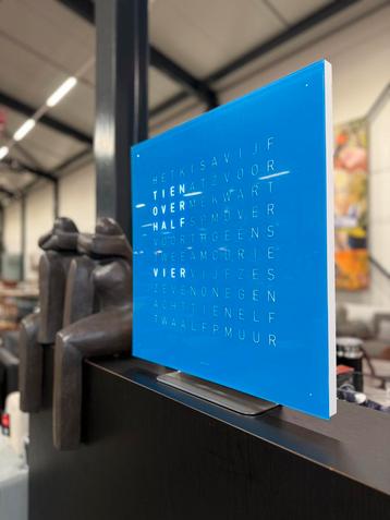 Nieuw Qlocktwo Earth Woordklok design klok Blauw 45x45 beschikbaar voor biedingen