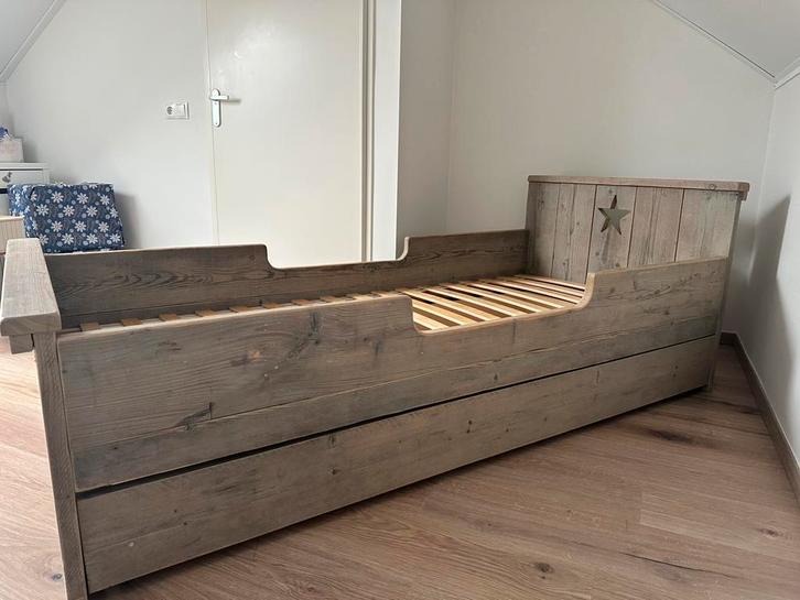 Stoer steigerhouten bed, Kinderen en Baby's, Kinderkamer | Bedden, Zo goed als nieuw, 180 cm of meer, 85 tot 100 cm, Ophalen