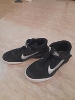 Nike Team Hustle maat 38, Ophalen, Zo goed als nieuw, Nike, Jongen of Meisje