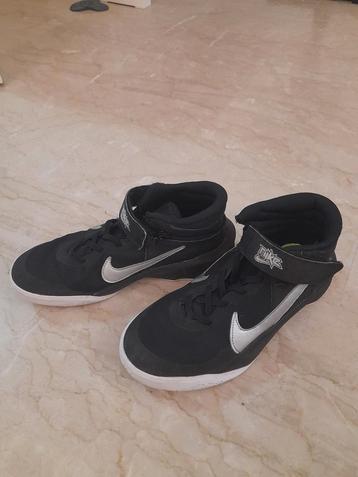 Nike Team Hustle maat 38 beschikbaar voor biedingen