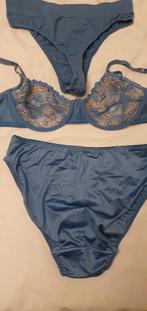 Prachtig ijsblauw met creme goud borduurselkant 80B,Xl, Kleding | Dames, Ophalen of Verzenden