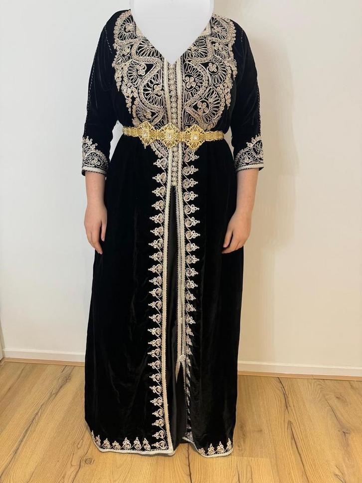 Zwarte Takshita met Zilver - M t/m XL, Kleding | Dames, Jurken, Zo goed als nieuw, Maat 46/48 (XL) of groter, Zwart, Onder de knie