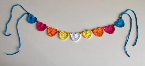Slinger stoelslinger met hartjes in felle kleuren, Hobby en Vrije tijd, Feestartikelen, Nieuw, Versiering, Verjaardag, Ophalen of Verzenden