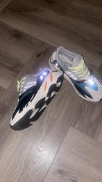 Yeezy 700 V2 maat 43, Kleding | Heren, Schoenen, Ophalen of Verzenden, Zo goed als nieuw, Zwart