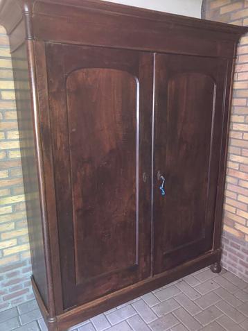 Notenhouten kast beschikbaar voor biedingen