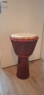 Nieuwe Djembe met geitenvel en houtsnijwerk, Muziek en Instrumenten, Drumstellen en Slagwerk, Ophalen