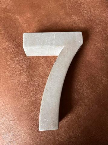 Beton huisnummer 7 beschikbaar voor biedingen