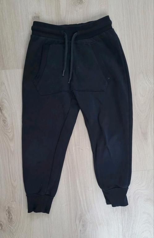 Zwarte broek / joggingbroek met buidel - maat 110 / 116, Kinderen en Baby's, Kinderkleding | Maat 110, Zo goed als nieuw, Jongen