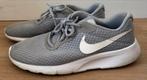 Nike Tanjun Sneakers Grijs Maat 40, Kleding | Dames, Ophalen of Verzenden, Gedragen, Grijs, Sneakers of Gympen