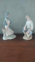 Twee blauw witte porseleinen beeldjes van jongen en meisje, Antiek en Kunst, Antiek | Porselein, Ophalen of Verzenden