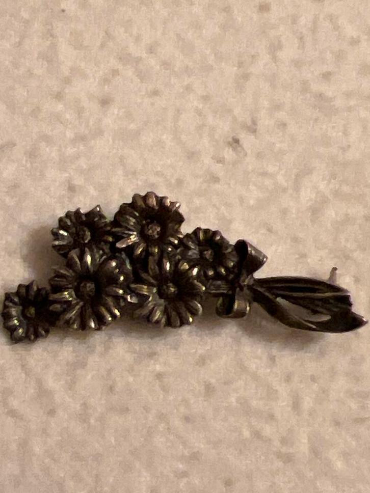 Zilveren broche bosje vergeet-mij-nietjes, Sieraden, Tassen en Uiterlijk, Broches, Gebruikt, Zilver, Minder dan 4 cm, Ophalen of Verzenden