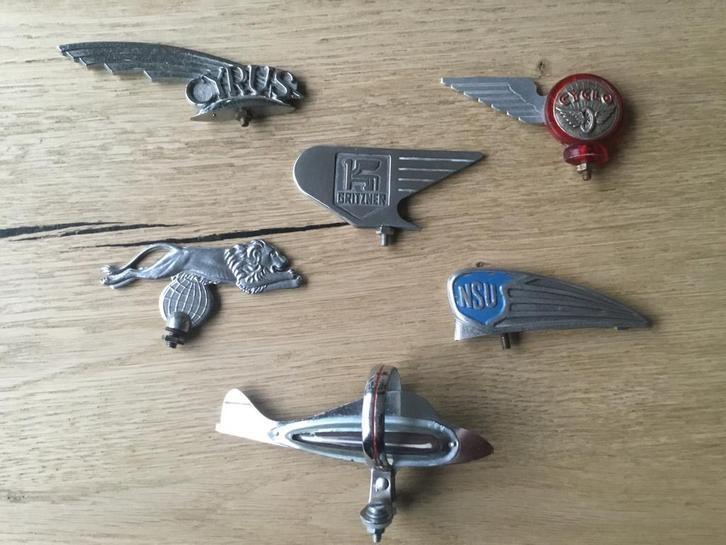 CYRUS SPATBORD EMBLEEM /ORNAMENT EA MERKEN NSU GRITZNER UNIV, Fietsen en Brommers, Brommeronderdelen | Oldtimers, Zo goed als nieuw