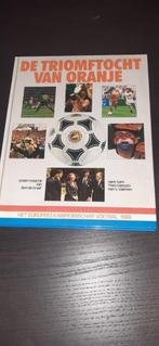 De triomftocht van Oranje: EK 1988, Boeken, Sportboeken, Gelezen, Balsport, Ophalen of Verzenden