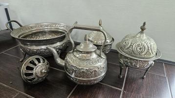 Serviesgoed brocante met merkjes beschikbaar voor biedingen