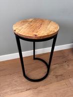 Mooi bijzettafeltje hout en zwart staal zgan, Minder dan 55 cm, Rond, Zo goed als nieuw, Hout