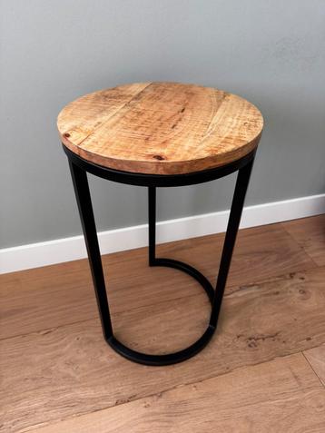 Mooi bijzettafeltje hout en zwart staal zgan beschikbaar voor biedingen