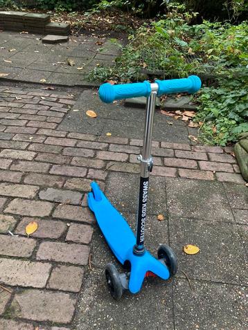 Step Scooter Swass Kids blauw met lichtjes in wielen beschikbaar voor biedingen