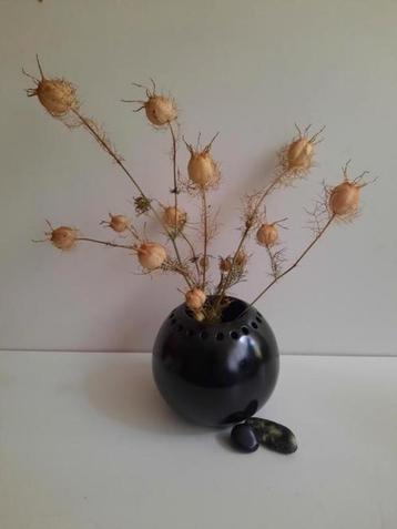Zwart bolvaasje van keramiek beschikbaar voor biedingen