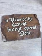 Houten bord met spreuk een vriendelijk gezicht, Ophalen of Verzenden