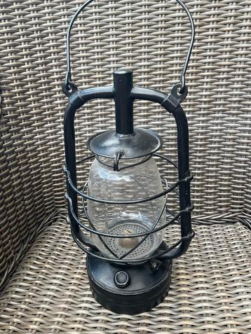 Vintage Britse Olielamp - Decoratief & Functioneel beschikbaar voor biedingen