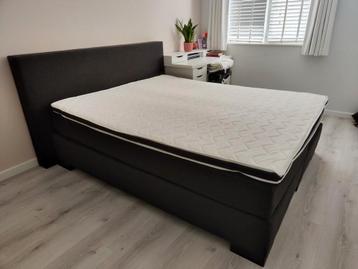 Mooie bruine boxspring.  beschikbaar voor biedingen