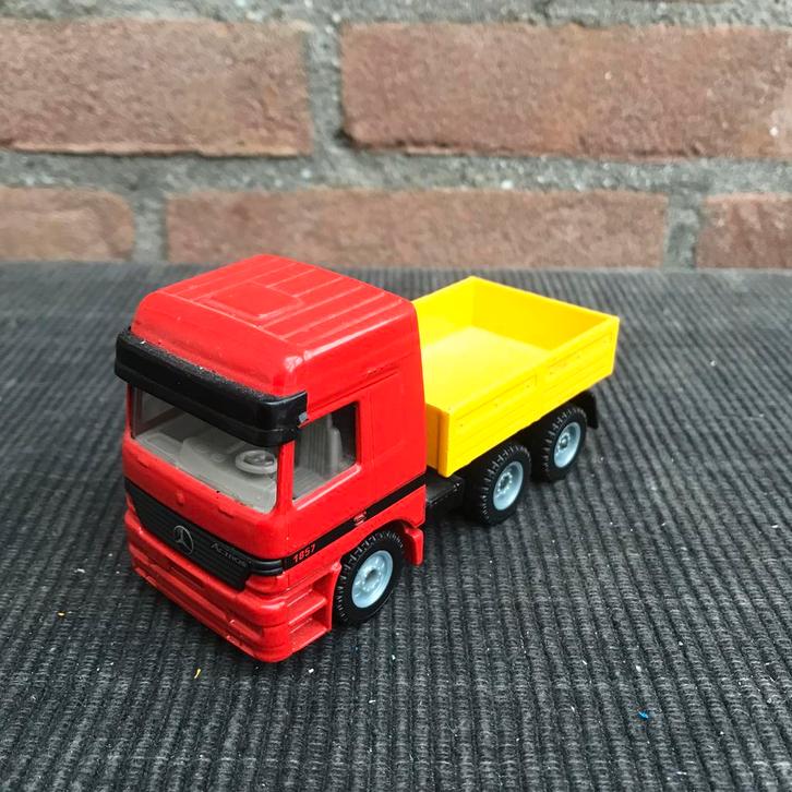 SIKU MERCEDES - BENZ, Hobby en Vrije tijd, Modelauto's | 1:50, Gebruikt, Bus of Vrachtwagen, SIKU, Ophalen of Verzenden