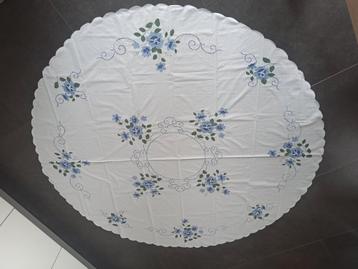 Nieuw rond 170 cm tafelkleed en servetten met applicaties  beschikbaar voor biedingen