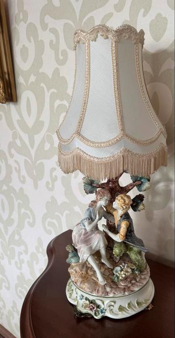 Vintage Porseleinen Lamp met Romantisch Tafereel beschikbaar voor biedingen