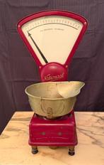 Winkel Weegschaal Groot. merk: Nationaal (Antiek), Witgoed en Apparatuur, Weegschalen, Ophalen, Winkelweegschaal, Analoog, 500 gram of grover