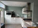 Moderne L-keuken met inbouwapparatuur - Zeer nette staat!, Huis en Inrichting, Keuken | Complete keukens, Ophalen, Wit, Overige typen