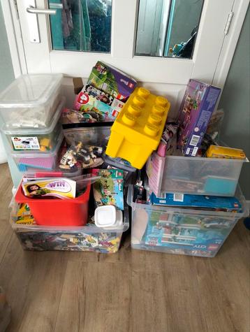 Grote partij speelgoed: lego, yu gi oh kaarten en racebanen beschikbaar voor biedingen