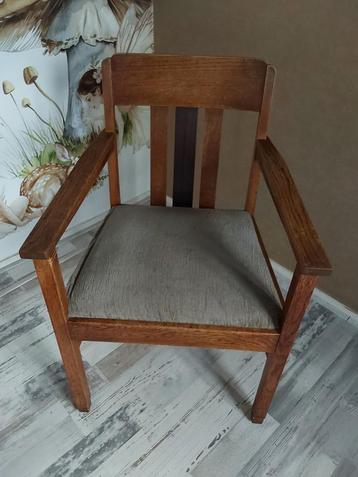 Oma's stoel van ongeveer 70 jaar oud in goede staat! beschikbaar voor biedingen