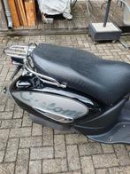 Aprilia  met nieuwe  helm nooit gebruikt, Fietsen en Brommers, Ophalen, Zo goed als nieuw