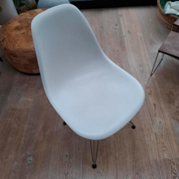 Witte Vitra Eames Stoel DSR chroom, Huis en Inrichting, Stoelen, Gebruikt, Eén, Kunststof, Metaal, Wit, Ophalen