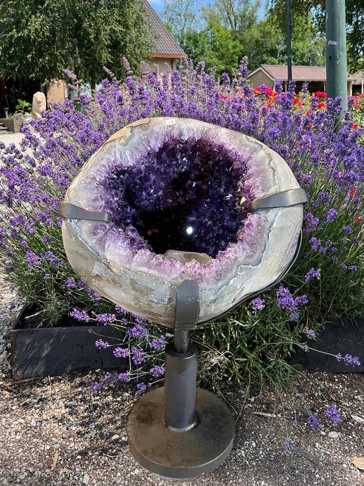 Amethist geode (6) van 59 kg,diep paars met bijz.calciet, Verzamelen, Mineralen en Fossielen, Mineraal, Ophalen of Verzenden